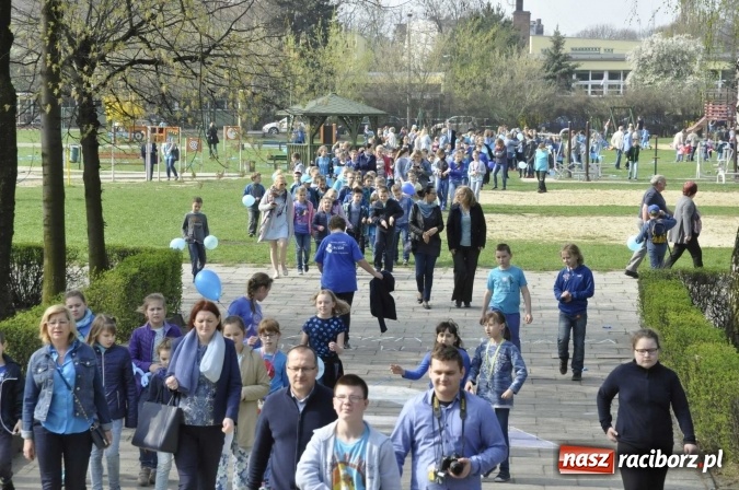 Zdjęcie w galerii na portalu naszraciborz.pl: Uczniowie z Ostroga solidarni z cierpiącymi na autyzm FOTO i WIDEO wiadomości z regionu