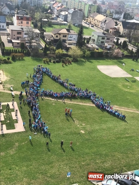 Zdjęcie w galerii na portalu naszraciborz.pl: Uczniowie z Ostroga solidarni z cierpiącymi na autyzm FOTO i WIDEO wiadomości z regionu