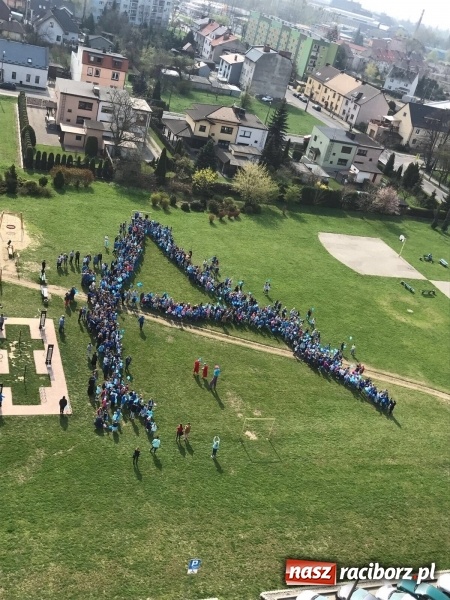 Zdjęcie w galerii na portalu naszraciborz.pl: Uczniowie z Ostroga solidarni z cierpiącymi na autyzm FOTO i WIDEO wiadomości z regionu