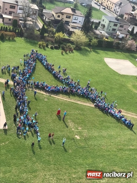 Zdjęcie w galerii na portalu naszraciborz.pl: Uczniowie z Ostroga solidarni z cierpiącymi na autyzm FOTO i WIDEO wiadomości z regionu
