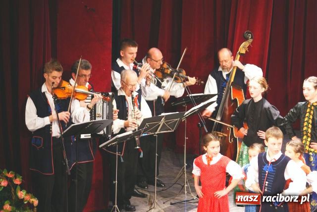 Zdjęcie w galerii na portalu naszraciborz.pl: Strzecha zatańczyła w Cieszynie wiadomości z regionu