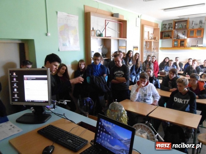 Zdjęcie w galerii na portalu naszraciborz.pl: Dni Otwarte Mechanika w imponujących liczbach - szkołę odwiedziło sześciuset gimnazjalistów  wiadomości z regionu