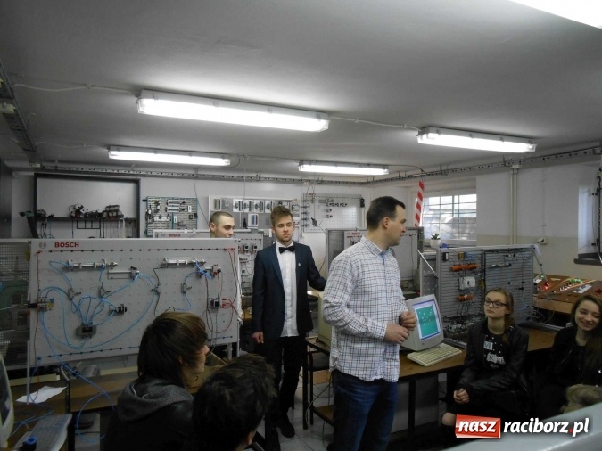 Zdjęcie w galerii na portalu naszraciborz.pl: Dni Otwarte Mechanika w imponujących liczbach - szkołę odwiedziło sześciuset gimnazjalistów  wiadomości z regionu