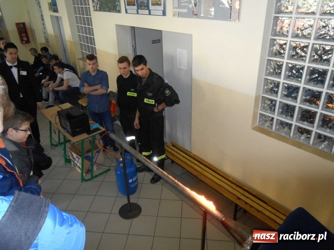 Zdjęcie w galerii na portalu naszraciborz.pl: Dni Otwarte Mechanika w imponujących liczbach - szkołę odwiedziło sześciuset gimnazjalistów  wiadomości z regionu