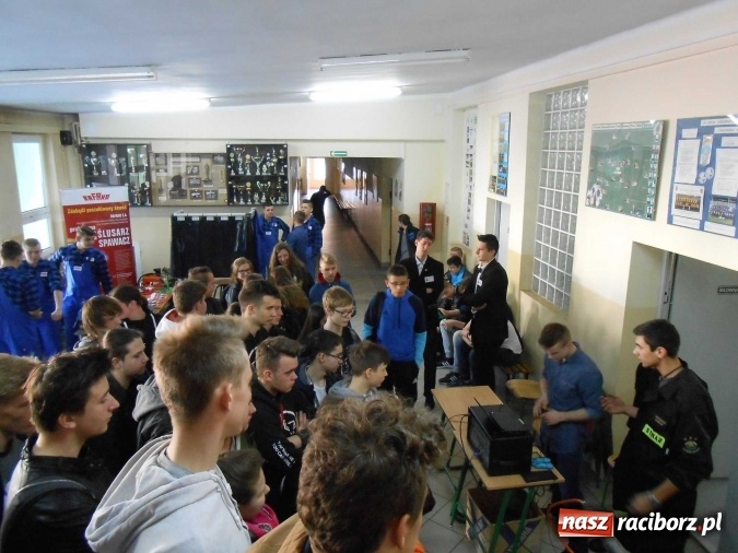 Zdjęcie w galerii na portalu naszraciborz.pl: Dni Otwarte Mechanika w imponujących liczbach - szkołę odwiedziło sześciuset gimnazjalistów  wiadomości z regionu