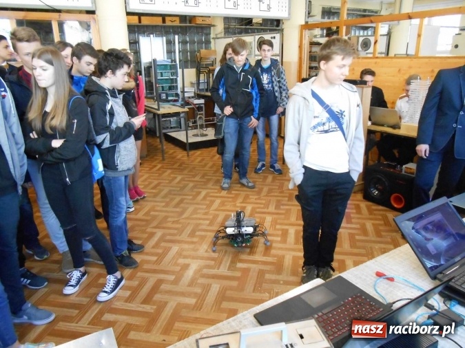 Zdjęcie w galerii na portalu naszraciborz.pl: Dni Otwarte Mechanika w imponujących liczbach - szkołę odwiedziło sześciuset gimnazjalistów  wiadomości z regionu
