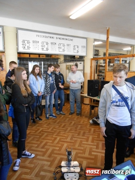 Zdjęcie w galerii na portalu naszraciborz.pl: Dni Otwarte Mechanika w imponujących liczbach - szkołę odwiedziło sześciuset gimnazjalistów  wiadomości z regionu