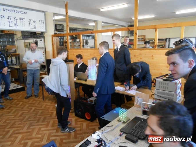 Zdjęcie w galerii na portalu naszraciborz.pl: Dni Otwarte Mechanika w imponujących liczbach - szkołę odwiedziło sześciuset gimnazjalistów  wiadomości z regionu