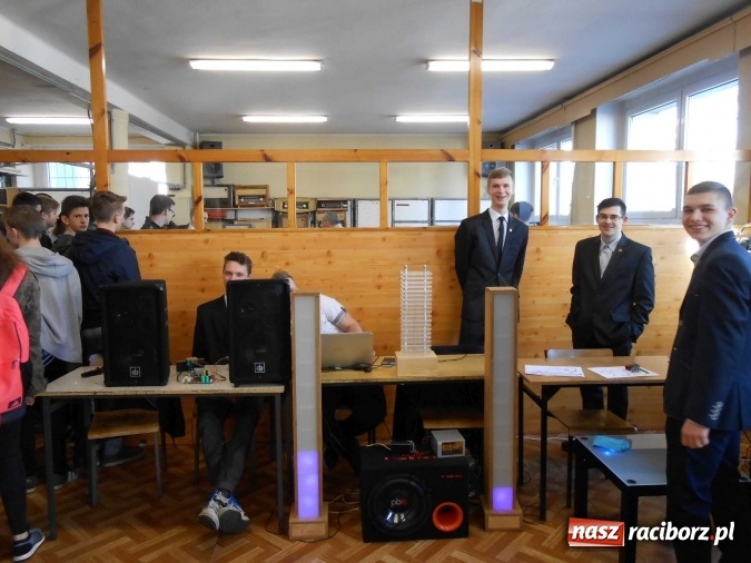 Zdjęcie w galerii na portalu naszraciborz.pl: Dni Otwarte Mechanika w imponujących liczbach - szkołę odwiedziło sześciuset gimnazjalistów  wiadomości z regionu