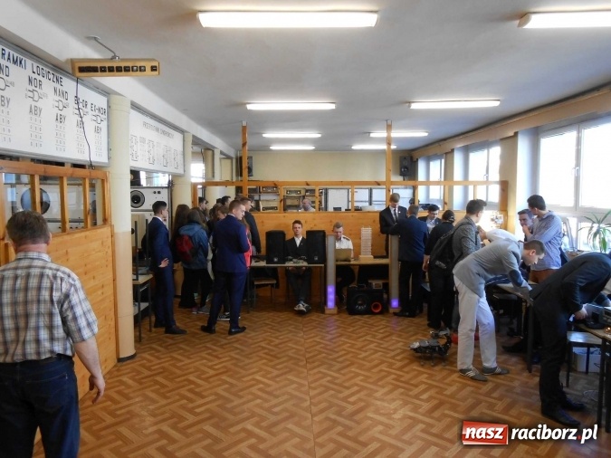 Zdjęcie w galerii na portalu naszraciborz.pl: Dni Otwarte Mechanika w imponujących liczbach - szkołę odwiedziło sześciuset gimnazjalistów  wiadomości z regionu