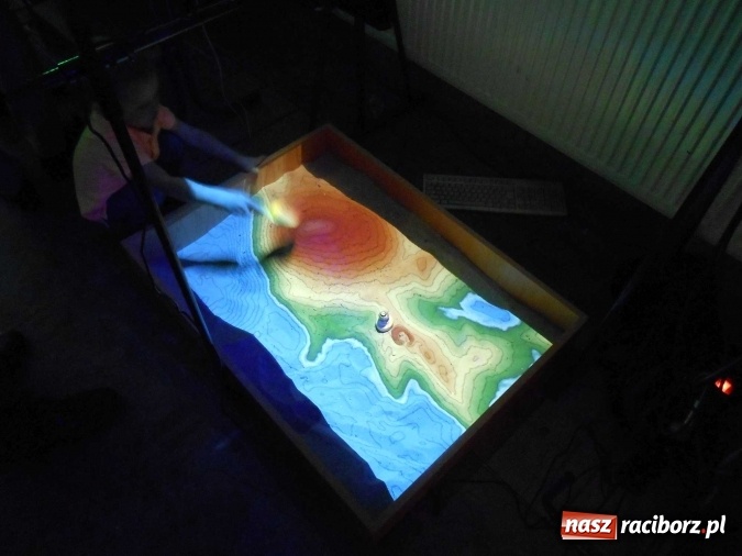 Zdjęcie w galerii na portalu naszraciborz.pl: Dni Otwarte Mechanika w imponujących liczbach - szkołę odwiedziło sześciuset gimnazjalistów  wiadomości z regionu