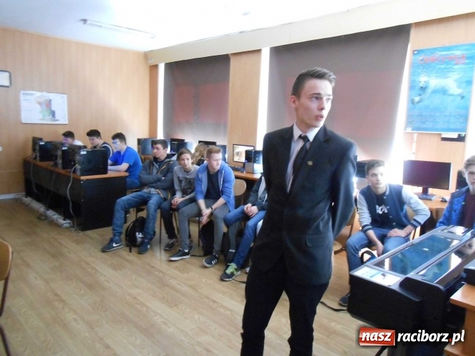 Zdjęcie w galerii na portalu naszraciborz.pl: Dni Otwarte Mechanika w imponujących liczbach - szkołę odwiedziło sześciuset gimnazjalistów  wiadomości z regionu