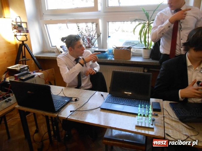 Zdjęcie w galerii na portalu naszraciborz.pl: Dni Otwarte Mechanika w imponujących liczbach - szkołę odwiedziło sześciuset gimnazjalistów  wiadomości z regionu