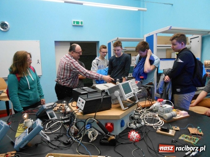 Zdjęcie w galerii na portalu naszraciborz.pl: Dni Otwarte Mechanika w imponujących liczbach - szkołę odwiedziło sześciuset gimnazjalistów  wiadomości z regionu