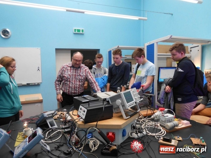 Zdjęcie w galerii na portalu naszraciborz.pl: Dni Otwarte Mechanika w imponujących liczbach - szkołę odwiedziło sześciuset gimnazjalistów  wiadomości z regionu