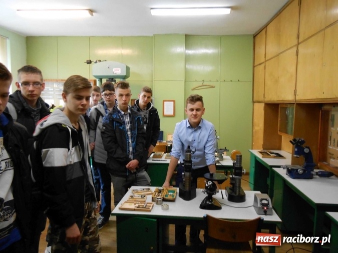 Zdjęcie w galerii na portalu naszraciborz.pl: Dni Otwarte Mechanika w imponujących liczbach - szkołę odwiedziło sześciuset gimnazjalistów  wiadomości z regionu