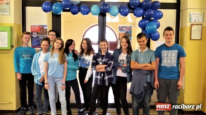 Zdjęcie w galerii na portalu naszraciborz.pl: Gimnazjum nr 5 zaświeciło na niebiesko  wiadomości z regionu