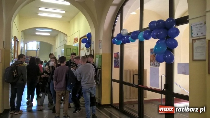 Zdjęcie w galerii na portalu naszraciborz.pl: Gimnazjum nr 5 zaświeciło na niebiesko  wiadomości z regionu