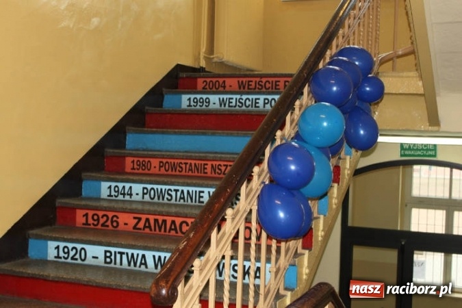 Zdjęcie w galerii na portalu naszraciborz.pl: Gimnazjum nr 5 zaświeciło na niebiesko  wiadomości z regionu