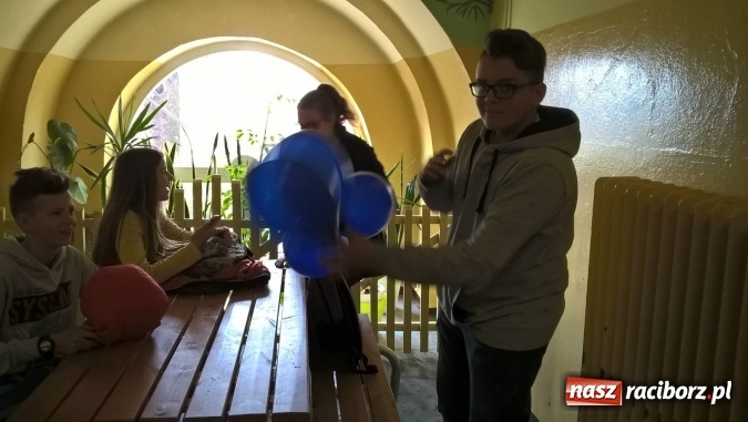 Zdjęcie w galerii na portalu naszraciborz.pl: Gimnazjum nr 5 zaświeciło na niebiesko  wiadomości z regionu