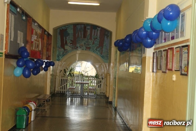 Zdjęcie w galerii na portalu naszraciborz.pl: Gimnazjum nr 5 zaświeciło na niebiesko  wiadomości z regionu