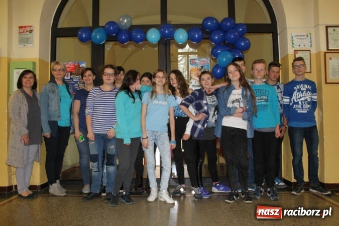 Zdjęcie w galerii na portalu naszraciborz.pl: Gimnazjum nr 5 zaświeciło na niebiesko  wiadomości z regionu
