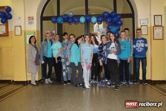 Zdjęcie w galerii na portalu naszraciborz.pl: Gimnazjum nr 5 zaświeciło na niebiesko  wiadomości z regionu