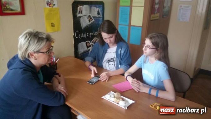 Zdjęcie w galerii na portalu naszraciborz.pl: Gimnazjum nr 5 zaświeciło na niebiesko  wiadomości z regionu