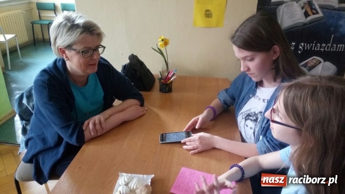 Zdjęcie w galerii na portalu naszraciborz.pl: Gimnazjum nr 5 zaświeciło na niebiesko  wiadomości z regionu