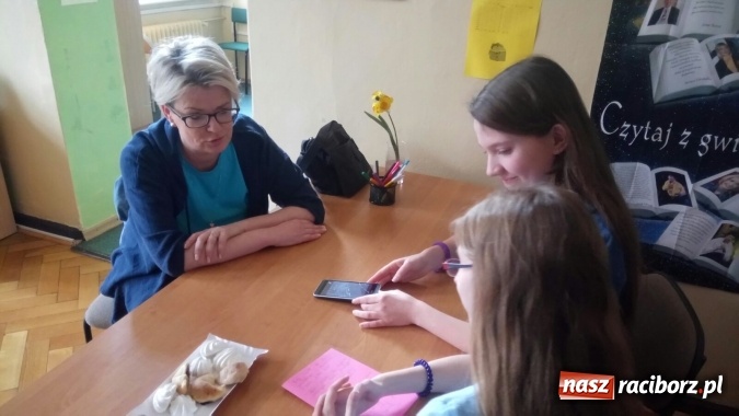 Zdjęcie w galerii na portalu naszraciborz.pl: Gimnazjum nr 5 zaświeciło na niebiesko  wiadomości z regionu