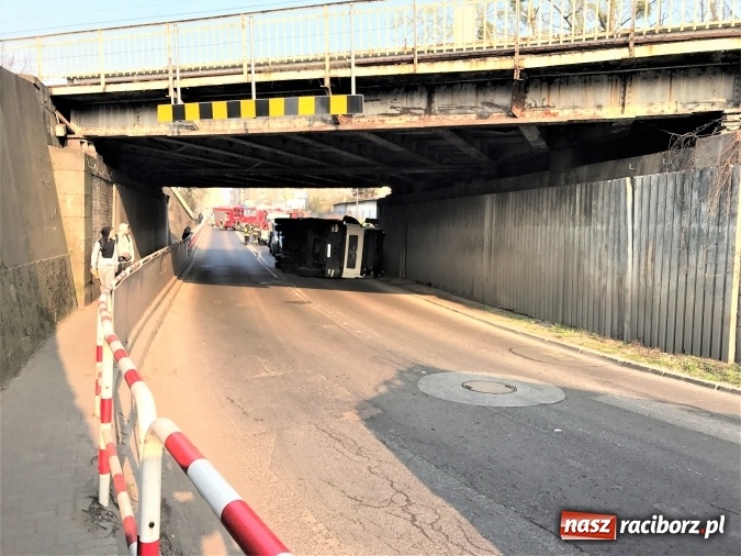 Zdjęcie w galerii na portalu naszraciborz.pl: Operacja ciężarówka. Zobacz na WIDEO, jak stawiano na koło MAN-a, którego kierowca uderzył rano w wiadukt na Bosackiej wiadomości z regionu