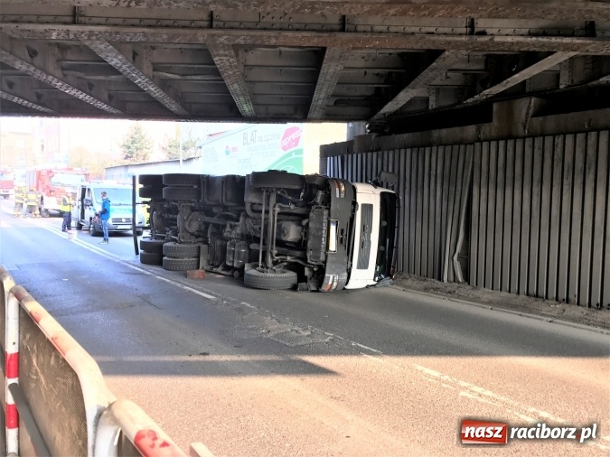 Zdjęcie w galerii na portalu naszraciborz.pl: Operacja ciężarówka. Zobacz na WIDEO, jak stawiano na koło MAN-a, którego kierowca uderzył rano w wiadukt na Bosackiej wiadomości z regionu