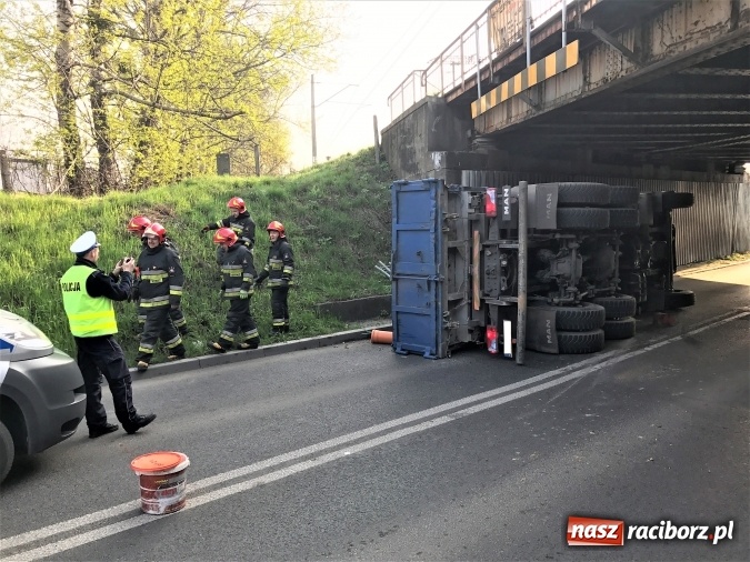 Zdjęcie w galerii na portalu naszraciborz.pl: Operacja ciężarówka. Zobacz na WIDEO, jak stawiano na koło MAN-a, którego kierowca uderzył rano w wiadukt na Bosackiej wiadomości z regionu