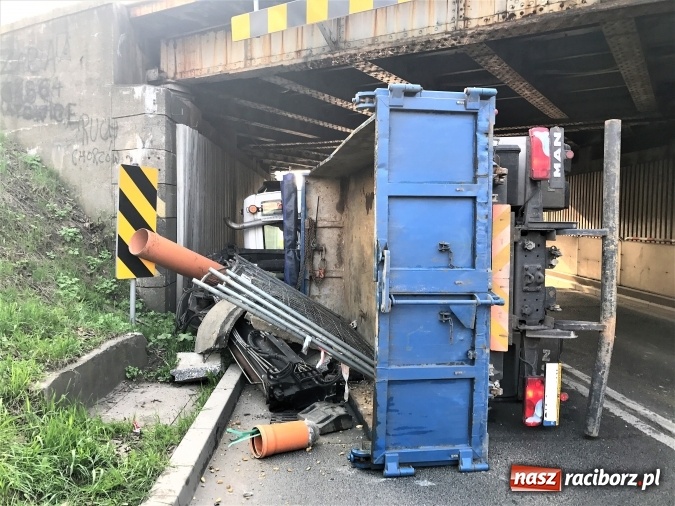 Zdjęcie w galerii na portalu naszraciborz.pl: Operacja ciężarówka. Zobacz na WIDEO, jak stawiano na koło MAN-a, którego kierowca uderzył rano w wiadukt na Bosackiej wiadomości z regionu