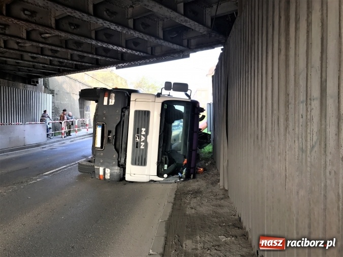 Zdjęcie w galerii na portalu naszraciborz.pl: Operacja ciężarówka. Zobacz na WIDEO, jak stawiano na koło MAN-a, którego kierowca uderzył rano w wiadukt na Bosackiej wiadomości z regionu