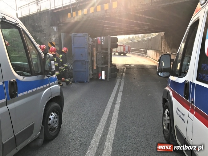 Zdjęcie w galerii na portalu naszraciborz.pl: Operacja ciężarówka. Zobacz na WIDEO, jak stawiano na koło MAN-a, którego kierowca uderzył rano w wiadukt na Bosackiej wiadomości z regionu