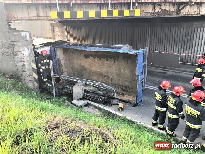Zdjęcie w galerii na portalu naszraciborz.pl: Operacja ciężarówka. Zobacz na WIDEO, jak stawiano na koło MAN-a, którego kierowca uderzył rano w wiadukt na Bosackiej wiadomości z regionu