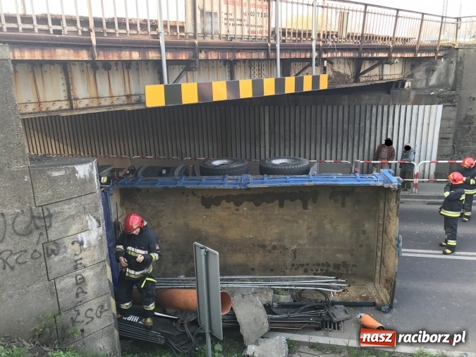 Zdjęcie w galerii na portalu naszraciborz.pl: Operacja ciężarówka. Zobacz na WIDEO, jak stawiano na koło MAN-a, którego kierowca uderzył rano w wiadukt na Bosackiej wiadomości z regionu