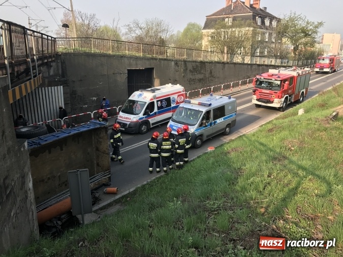 Zdjęcie w galerii na portalu naszraciborz.pl: Operacja ciężarówka. Zobacz na WIDEO, jak stawiano na koło MAN-a, którego kierowca uderzył rano w wiadukt na Bosackiej wiadomości z regionu