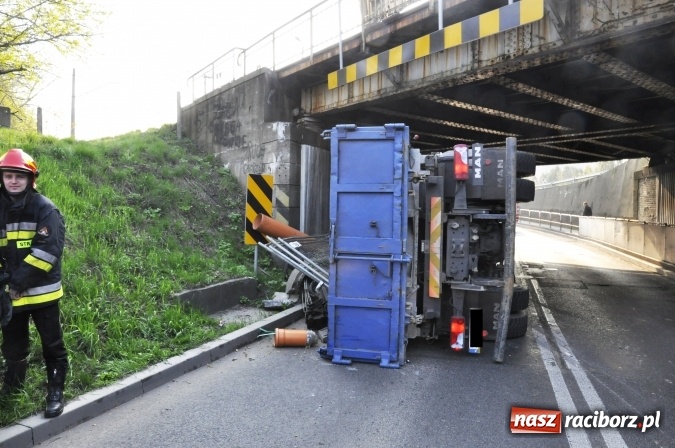 Zdjęcie w galerii na portalu naszraciborz.pl: Operacja ciężarówka. Zobacz na WIDEO, jak stawiano na koło MAN-a, którego kierowca uderzył rano w wiadukt na Bosackiej wiadomości z regionu
