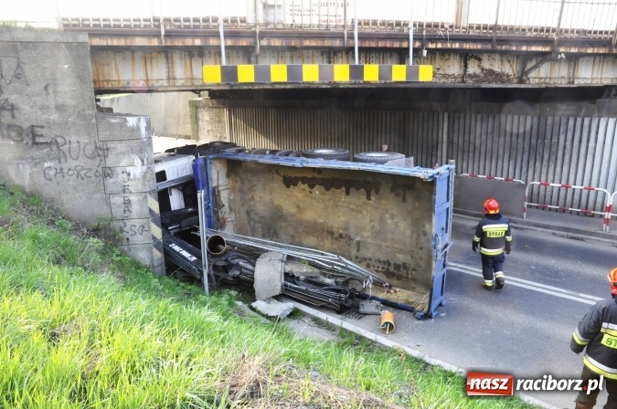 Zdjęcie w galerii na portalu naszraciborz.pl: Operacja ciężarówka. Zobacz na WIDEO, jak stawiano na koło MAN-a, którego kierowca uderzył rano w wiadukt na Bosackiej wiadomości z regionu