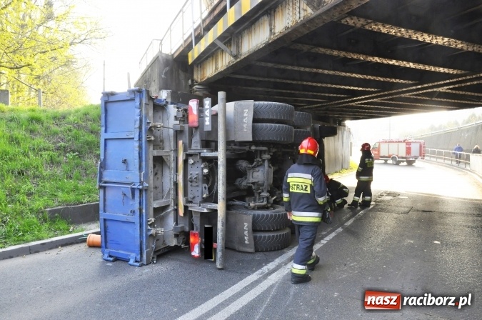 Zdjęcie w galerii na portalu naszraciborz.pl: Operacja ciężarówka. Zobacz na WIDEO, jak stawiano na koło MAN-a, którego kierowca uderzył rano w wiadukt na Bosackiej wiadomości z regionu
