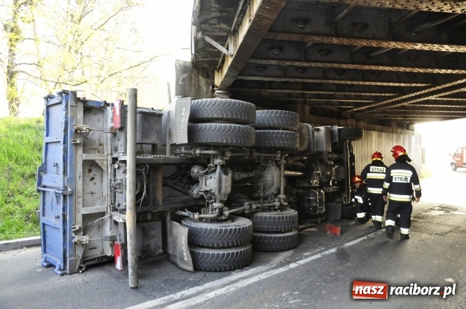 Zdjęcie w galerii na portalu naszraciborz.pl: Operacja ciężarówka. Zobacz na WIDEO, jak stawiano na koło MAN-a, którego kierowca uderzył rano w wiadukt na Bosackiej wiadomości z regionu