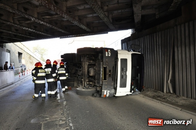 Zdjęcie w galerii na portalu naszraciborz.pl: Operacja ciężarówka. Zobacz na WIDEO, jak stawiano na koło MAN-a, którego kierowca uderzył rano w wiadukt na Bosackiej wiadomości z regionu