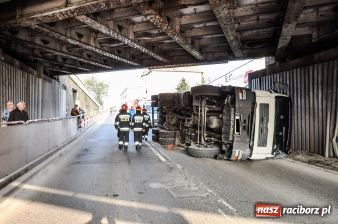 Zdjęcie w galerii na portalu naszraciborz.pl: Operacja ciężarówka. Zobacz na WIDEO, jak stawiano na koło MAN-a, którego kierowca uderzył rano w wiadukt na Bosackiej wiadomości z regionu
