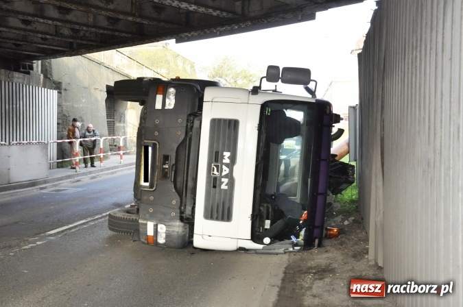 Zdjęcie w galerii na portalu naszraciborz.pl: Operacja ciężarówka. Zobacz na WIDEO, jak stawiano na koło MAN-a, którego kierowca uderzył rano w wiadukt na Bosackiej wiadomości z regionu
