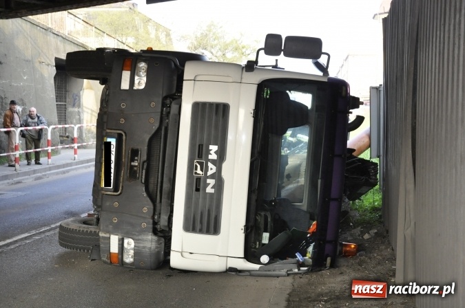 Zdjęcie w galerii na portalu naszraciborz.pl: Operacja ciężarówka. Zobacz na WIDEO, jak stawiano na koło MAN-a, którego kierowca uderzył rano w wiadukt na Bosackiej wiadomości z regionu