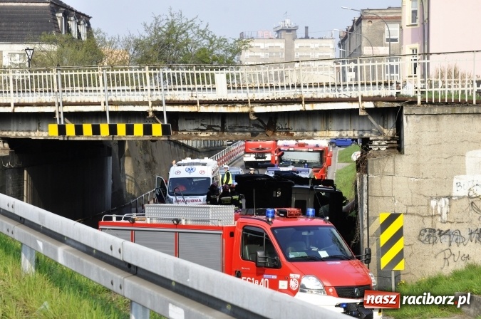 Zdjęcie w galerii na portalu naszraciborz.pl: Operacja ciężarówka. Zobacz na WIDEO, jak stawiano na koło MAN-a, którego kierowca uderzył rano w wiadukt na Bosackiej wiadomości z regionu