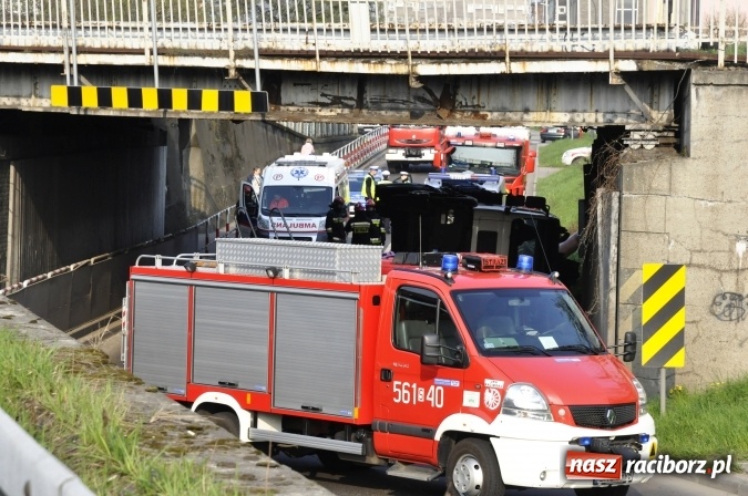Zdjęcie w galerii na portalu naszraciborz.pl: Operacja ciężarówka. Zobacz na WIDEO, jak stawiano na koło MAN-a, którego kierowca uderzył rano w wiadukt na Bosackiej wiadomości z regionu