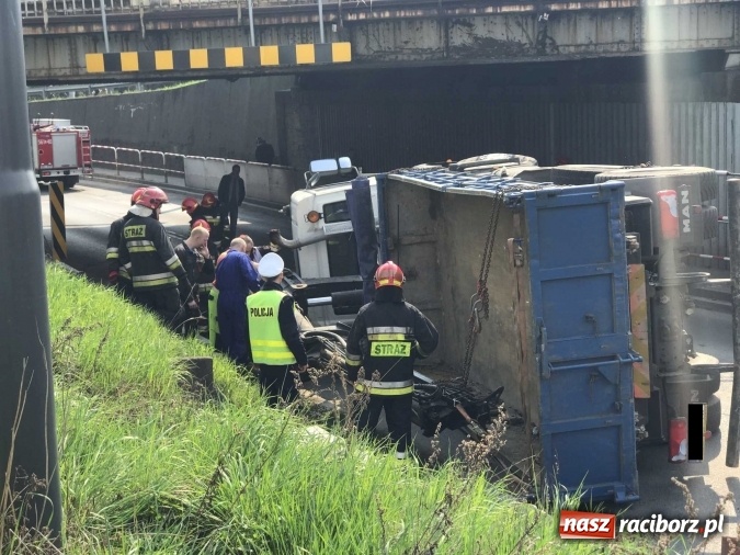 Zdjęcie w galerii na portalu naszraciborz.pl: Operacja ciężarówka. Zobacz na WIDEO, jak stawiano na koło MAN-a, którego kierowca uderzył rano w wiadukt na Bosackiej wiadomości z regionu